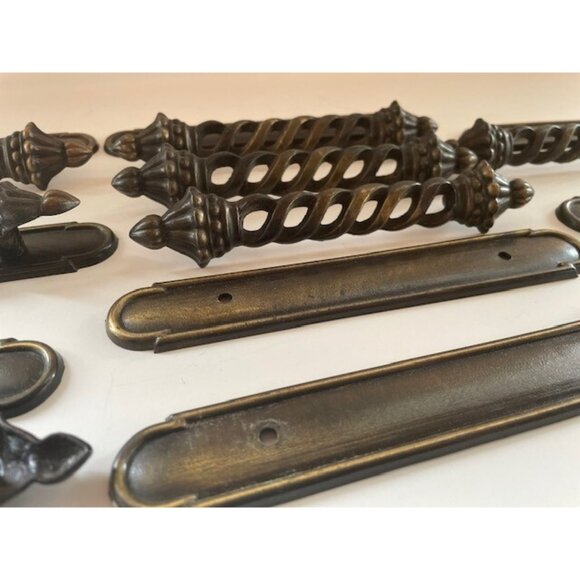 Vintage Burnished Brass Drawer Pulls w/ Twist Design – Set of 8 - Picture 7 of 9